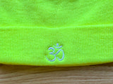 Bonnet unisexe jaune fluo chaud tricoté avec OM blanc brodé