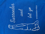 T-shirt de yoga bleu roi en coton standard unisexe - Surrender and Let Go